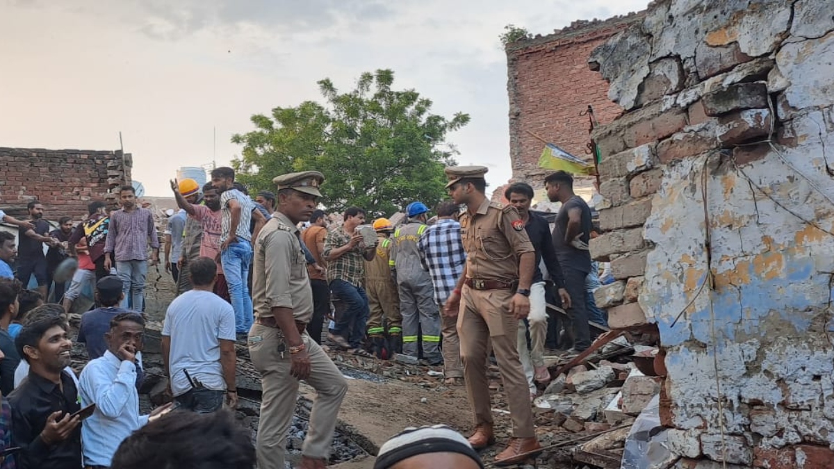 यूपी: मेरठ में भर-भराकर गिरी तीन मंजिला बिल्डिंग, 4 लोगों की मौत, कई दबे-देखें वीडियो