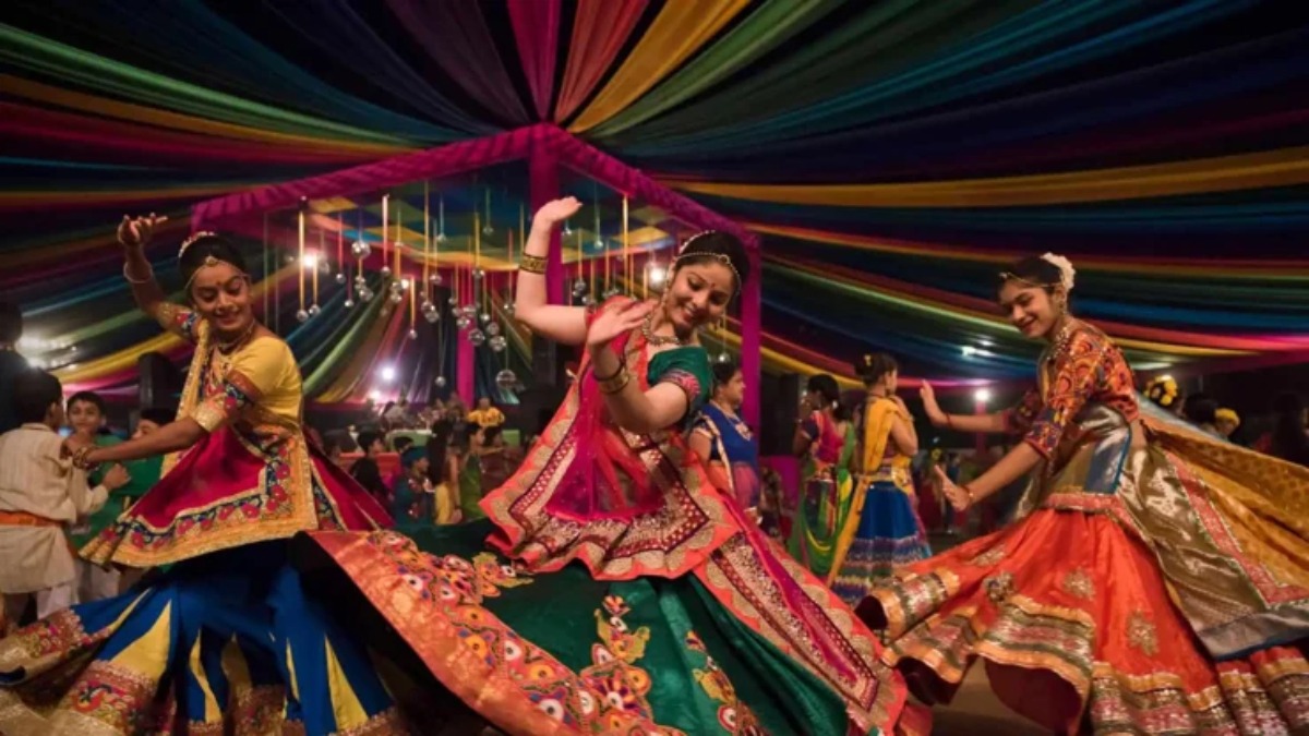 गरबा और डांडिया में ऐसे करें पुरानी साड़ी और लहंगे का इस्तेमाल, बिना खर्चा किए पाएं स्टनिंग लुक