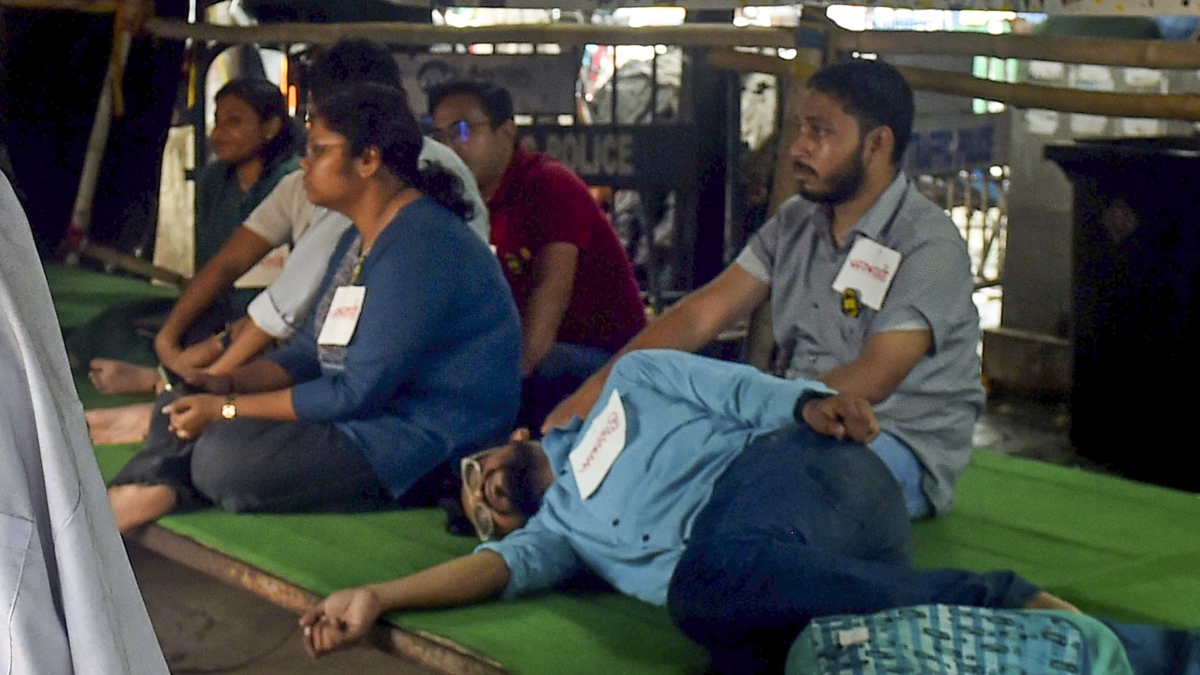 कोलकाता में आमरण अनशन पर बैठे जूनियर डॉक्टर की हालत बिगड़ी, अस्पताल में भर्ती