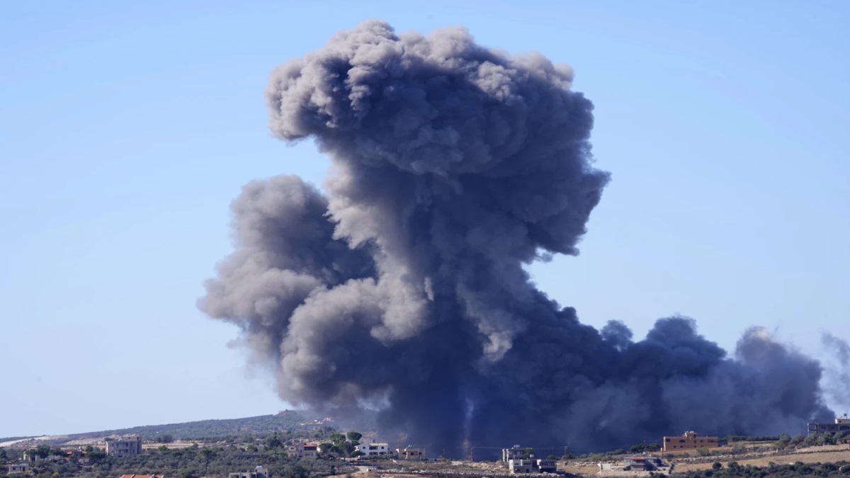 Israel again launched a massive attack in South Lebanon, 10 firefighters died – India TV Hindi