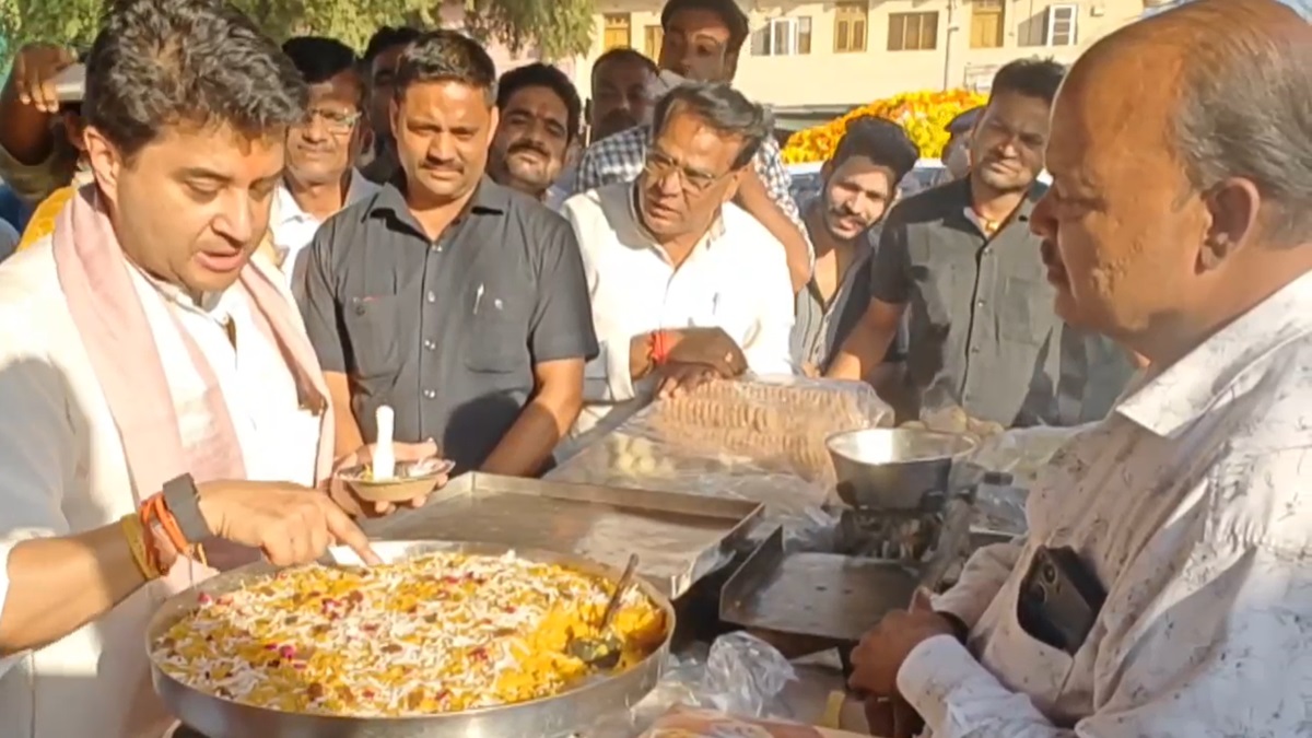 VIDEO: इस छोटी सी दुकान में बनी मिठाई को पसंद करती हैं केंद्रीय मंत्री ज्योतिरादित्य सिंधिया की पत्नी