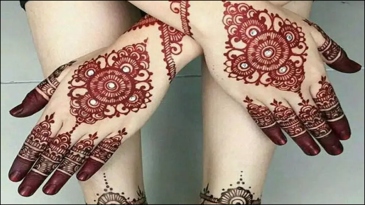 गुड़ की मेहंदी से मिनटों में चढ़ेगा सुर्ख लाल रंग, हाथ पर लगाते ही सूख जाएगी, समय नहीं है तो जरूर लगाएं