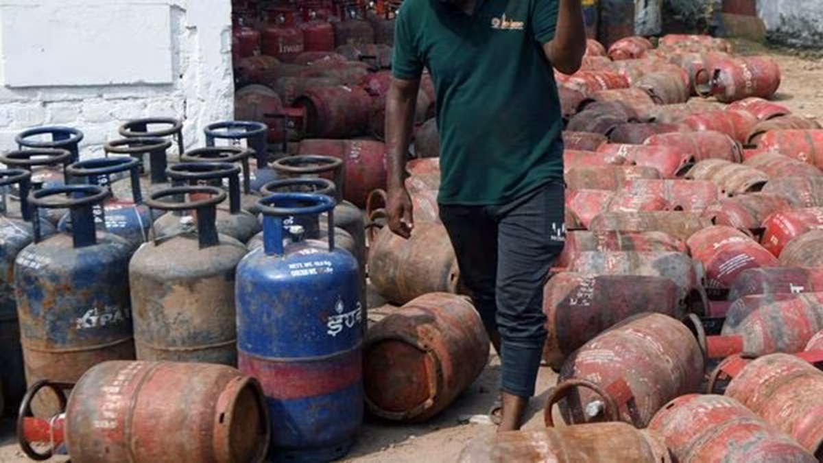 LPG Price: महंगे सिलेंडर से हुई 1 अक्टूबर की शुरुआत, इतने किलो वजन के लिए चुकानी होगी अब ये कीमत