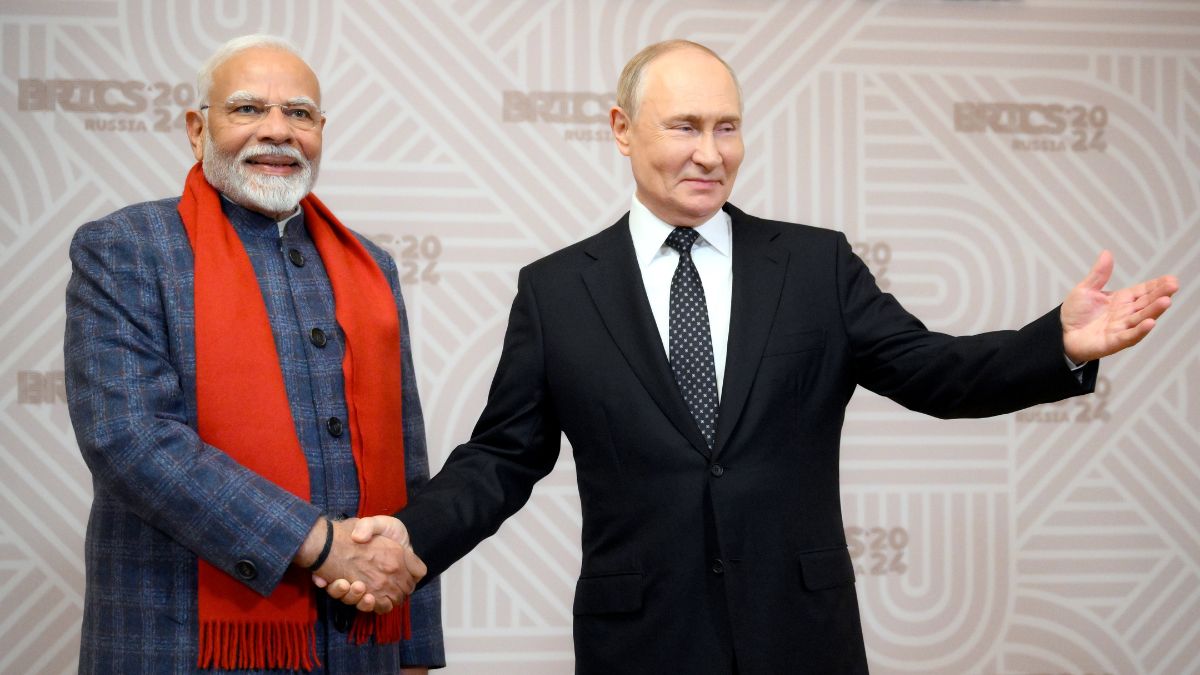 BRICS नेताओं के लिए आयोजित डिनर में पुतिन ने किया PM मोदी का स्वागत, गर्मजोशी से मिलाया हाथ