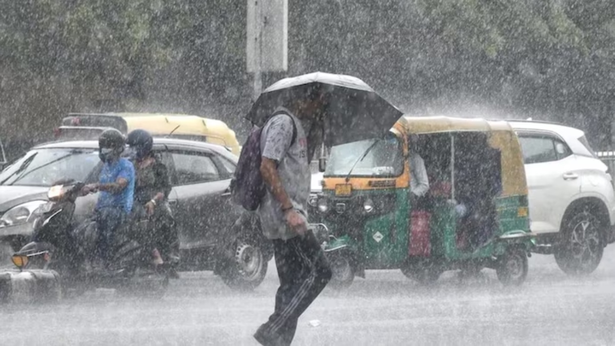 आज का मौसम 26 अक्टूबर: चक्रवाती तूफान के चलते देश के कई हिस्सों में बारिश का अलर्ट, दिल्ली के प्रदूषण में थोड़ा सुधार