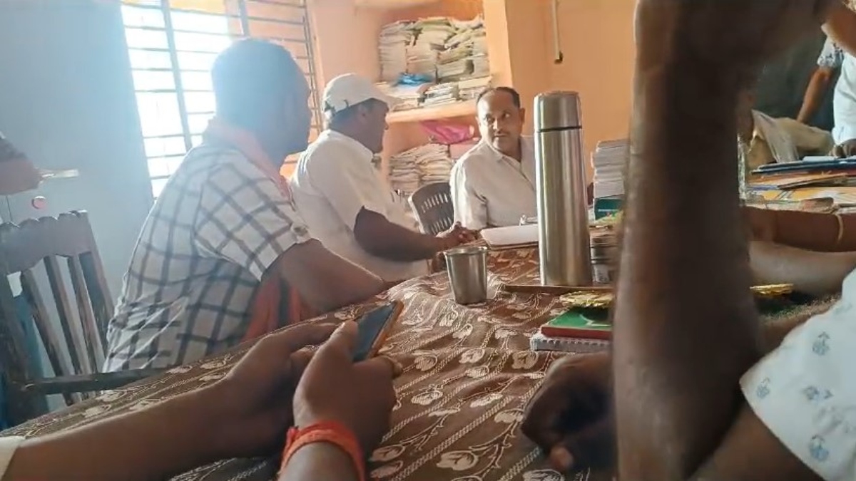 सरकारी स्कूल में शिक्षक का विवादित ज्ञान, इन देवताओं को बताया मुसलमान, भड़के गिरिराज सिंह