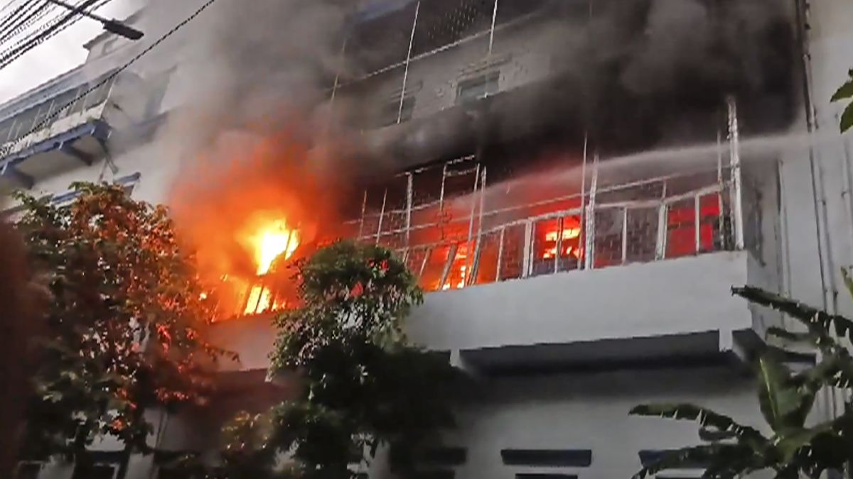 बंगाल के सियालदह ESI अस्पताल में लगी भीषण आग, दमकल की 10 गाड़ियों ने 2 घंटे में पाया काबू