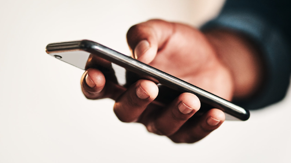 Smartphone ऑनलाइन खरीदना चाहिए या नजदीकी स्टोर से? जान लें ये बात, फायदे में रहेंगे आप