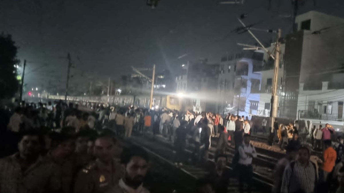 यूपी: गाजियाबाद में ट्रेन की चपेट में आने से ट्रैकमैन की मौत, रेलवे कर्मचारियों ने किया विरोध प्रदर्शन