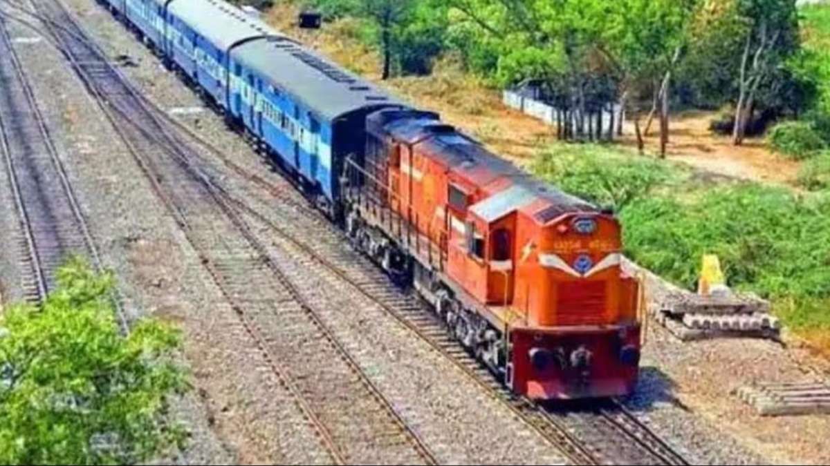 चक्रवाती तूफान ‘दाना’ के चलते 150 से अधिक ट्रेनें कैंसिल, देखें पूरी लिस्ट; जानें रेलवे ने क्या कहा