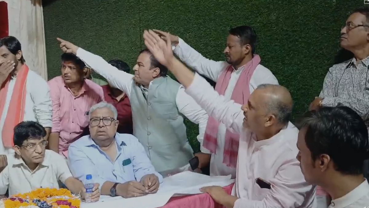 सीसामऊ उपचुनाव से पहले सपा में संग्राम, प्रदेश अध्यक्ष के सामने भिड़े जिलाध्यक्ष-विधायक, देखें वीडियो