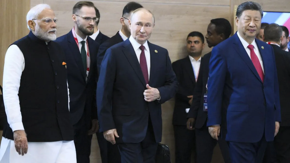 BRICS 2024: पीएम मोदी की जबरदस्त कूटनीति से भारत बना ग्लोबल साउथ का अगुवा, रूस ने भी किया समर्थन; घबराया चीन पीएम मोदी, रूसी राष्ट्रपति व्लादिमिर पुतिन और उनके चीनी समकक्ष शी जिनपिंग।- India TV Hindi