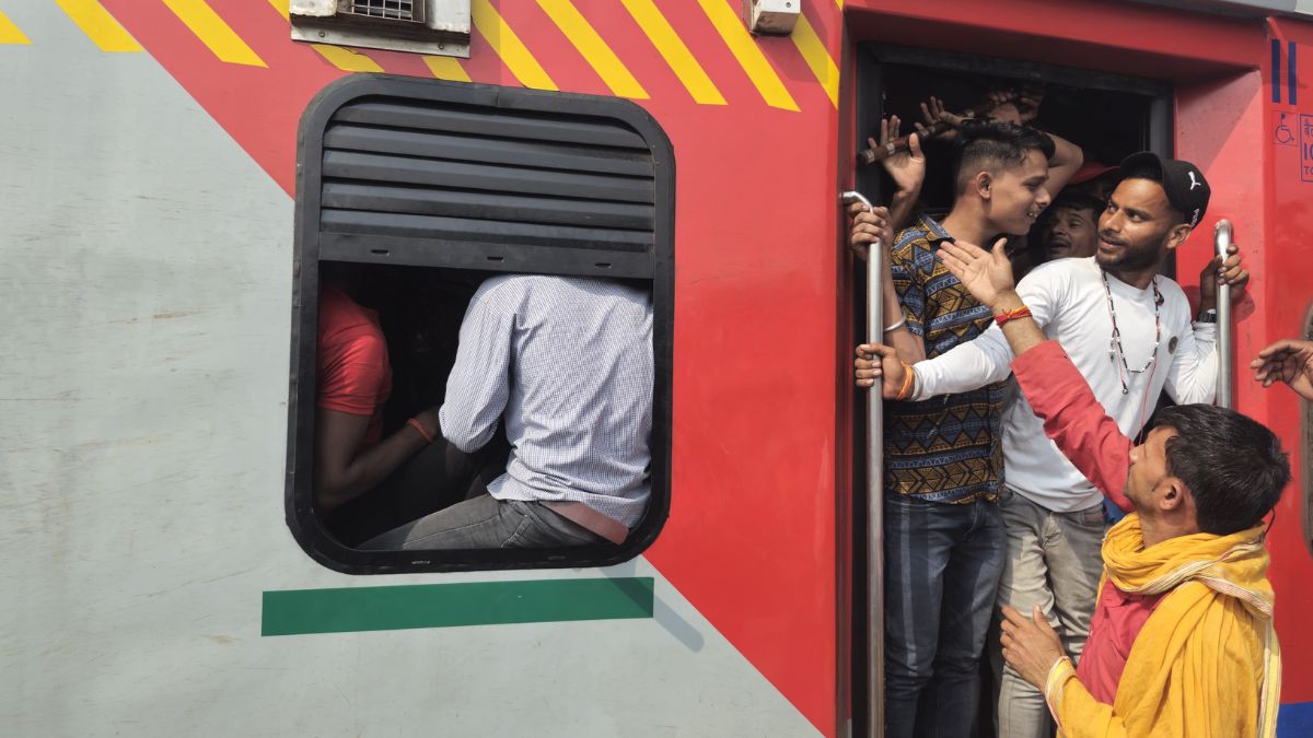 VIDEO: टॉयलेट में ठूंस-ठूंस कर भरे यात्री, दिवाली-छठ मनाने इस हाल में ट्रेन से बिहार जा रहे लोग VIDEO: टॉयलेट में ठूंस-ठूंस कर भरे यात्री, दिवाली-छठ मनाने इस हाल में ट्रेन से बिहार जा रहे लोग