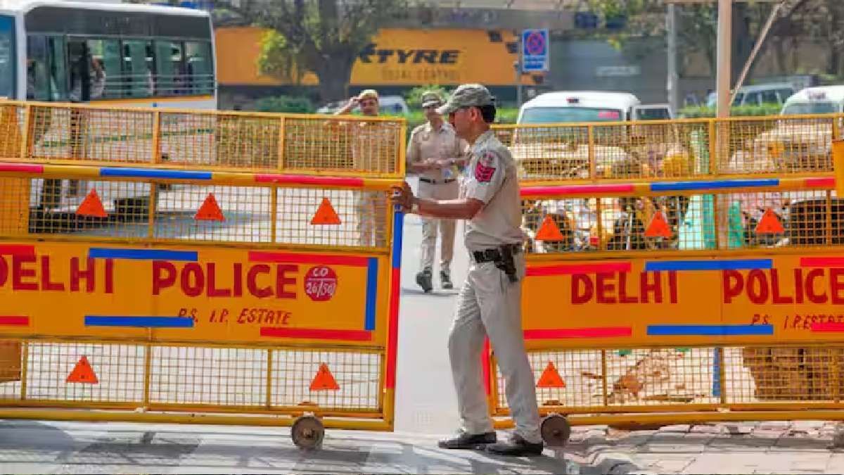 दिल्ली के दो CRPF स्कूल समेत देश के कई जगहों पर बम धमाके की धमकी, जानिए ताजा अपडेट दिल्ली के दो CRPF स्कूल समेत देश के कई जगहों पर बम धमाके की धमकी, जानिए ताजा अपडेट