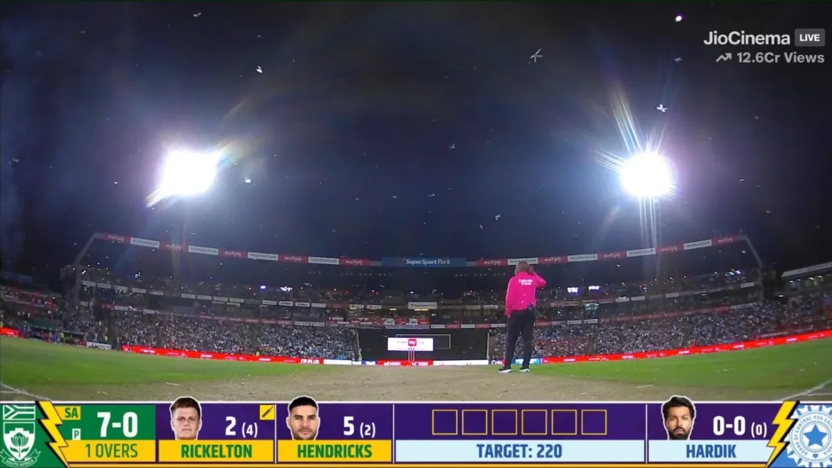 IND vs SA: भारत-साउथ अफ्रीका मैच में कीड़ों का हमला, खिलाड़ी मैदान छोड़ने को हुए मजबूर, देखें VIDEO IND vs SA- India TV Hindi