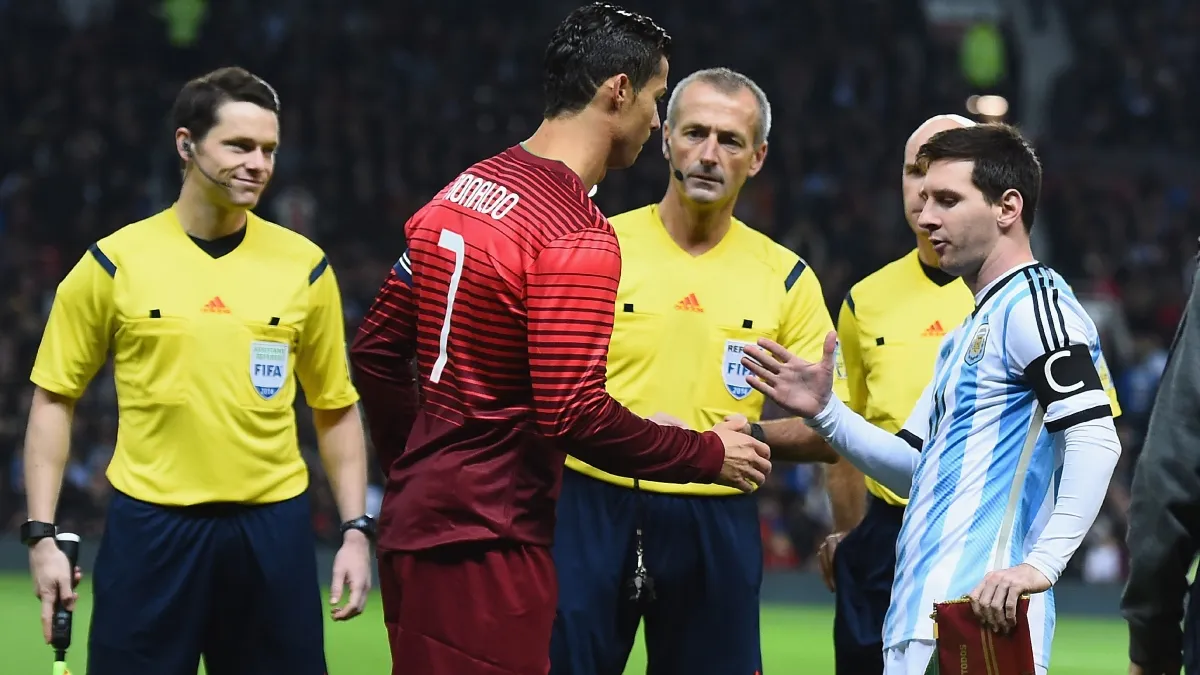 अगले साल भारत आएगा फुटबॉल का सबसे बड़ा सितारा, यहां खेला जाएगा इंटरनेशनल मुकाबला Cristiano Ronaldo and Lionel Messi - India TV Hindi