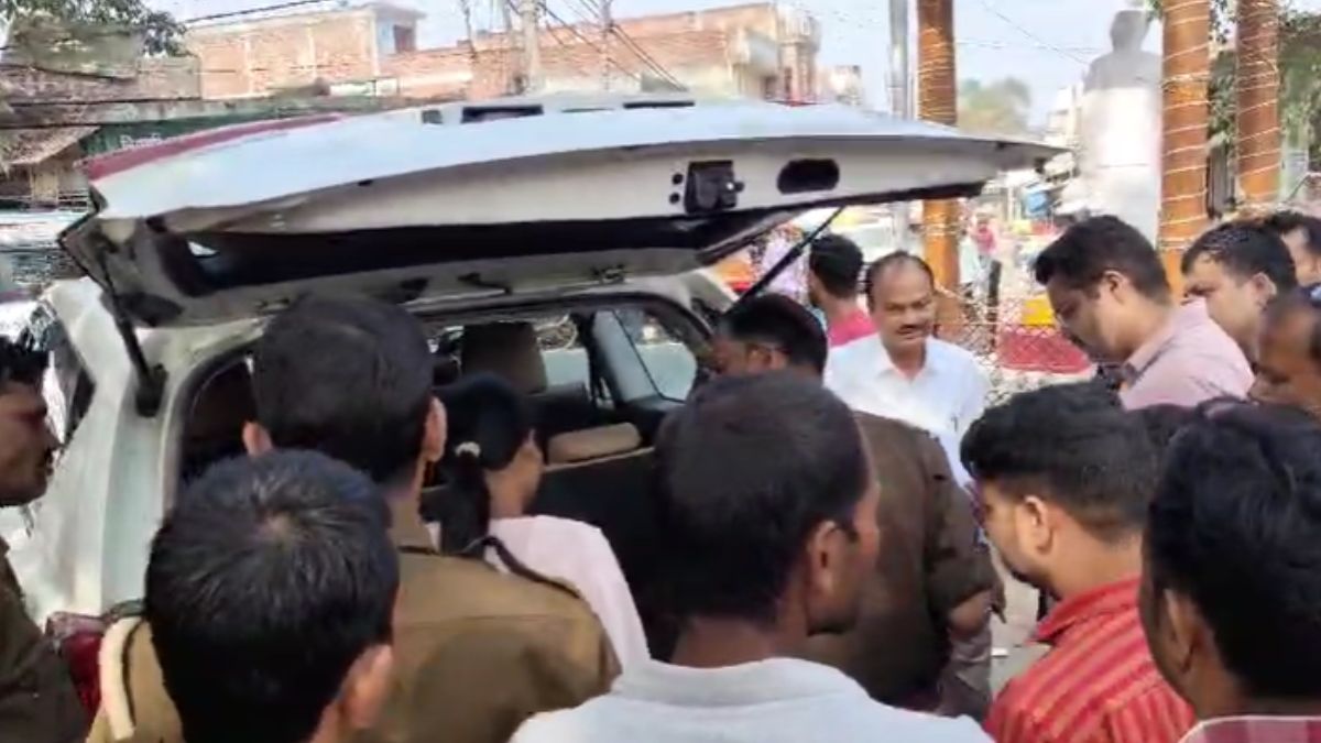 यूपी: कार की तलाशी के दौरान सपा सांसद की बेटी भड़कीं, CO से कर ली बहस, VIDEO वायरल