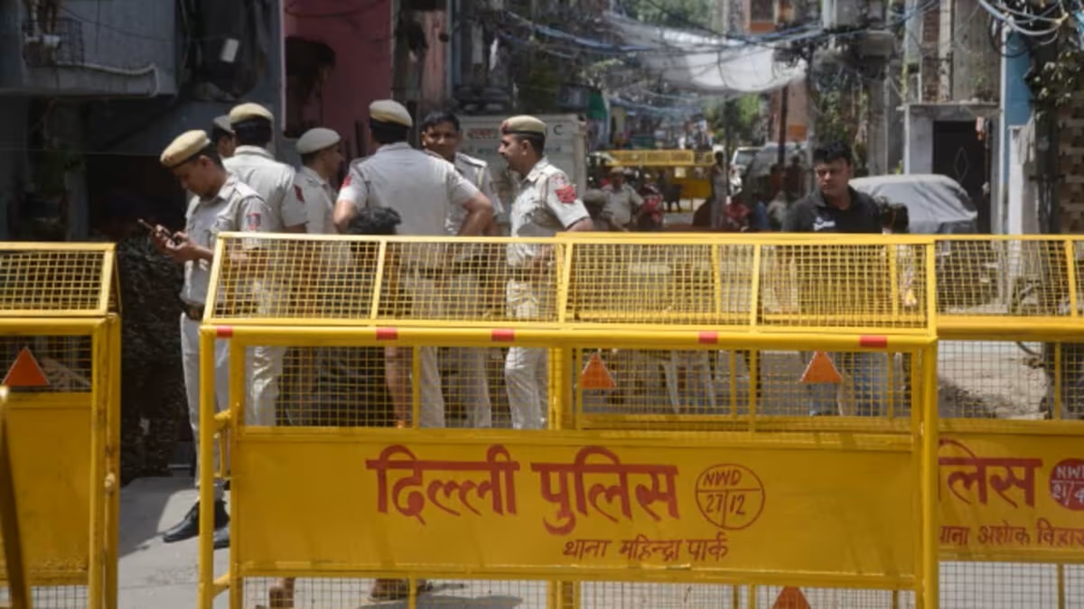 दिल्ली के नांगलोई में ताबड़तोड़ फायरिंग, कई राउंड की गोलीबारी कर फरार हुए हमलावर दिल्ली के नांगलोई में ताबड़तोड़ फायरिंग, कई राउंड की गोलीबारी कर फरार हुए हमलावर