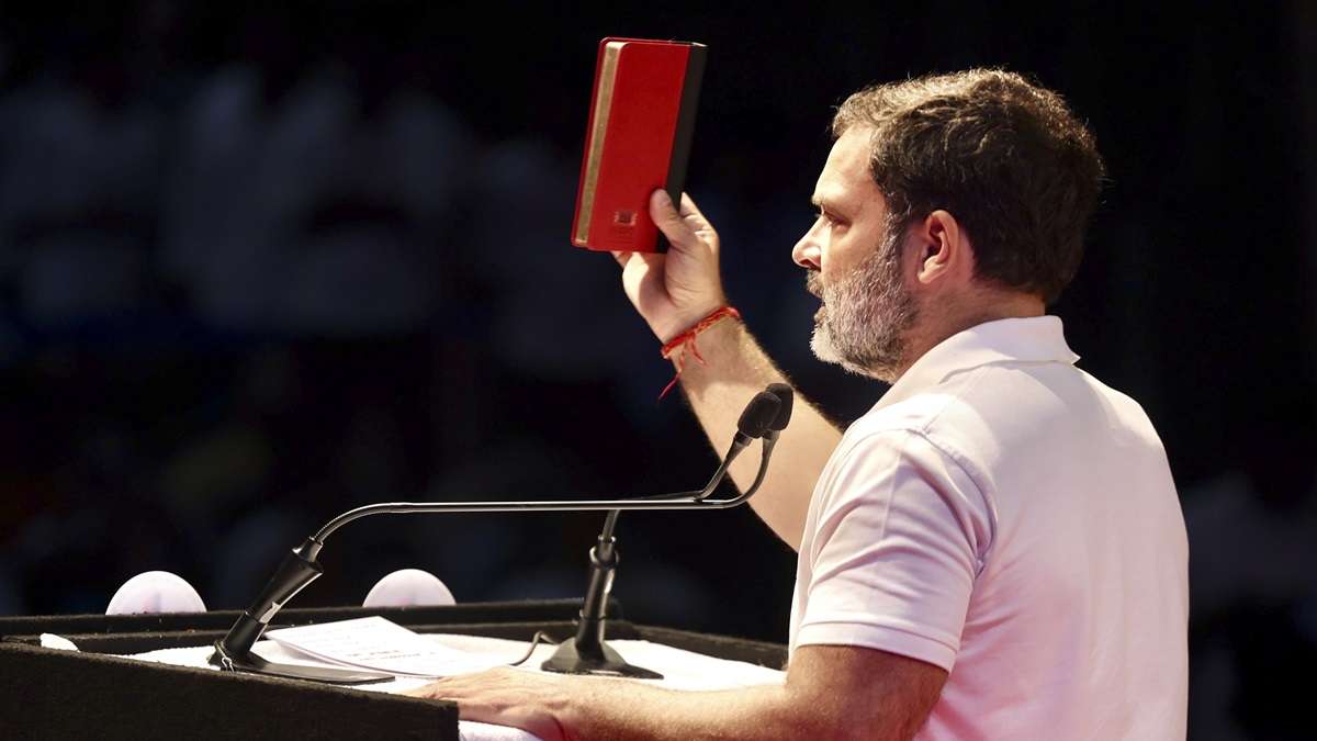 राहुल गांधी के हाथ में है जो ‘लाल किताब’, उस पर छिड़ा संग्राम, BJP ने किया बड़ा दावा