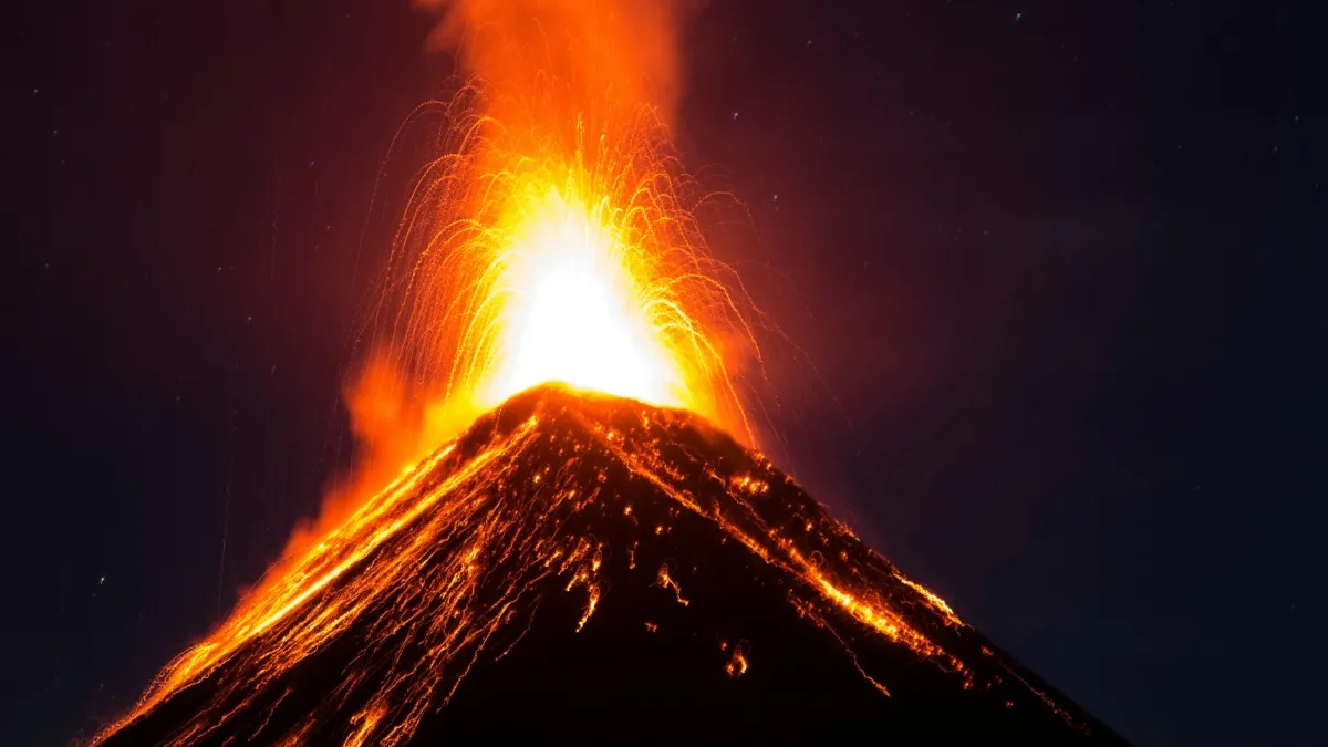 भारत के करीब इस देश में फटा ज्वालामुखी, कई घर जलकर खाक, अब तक 6 की मौत Indonesia Volcano Eruption- India TV Hindi