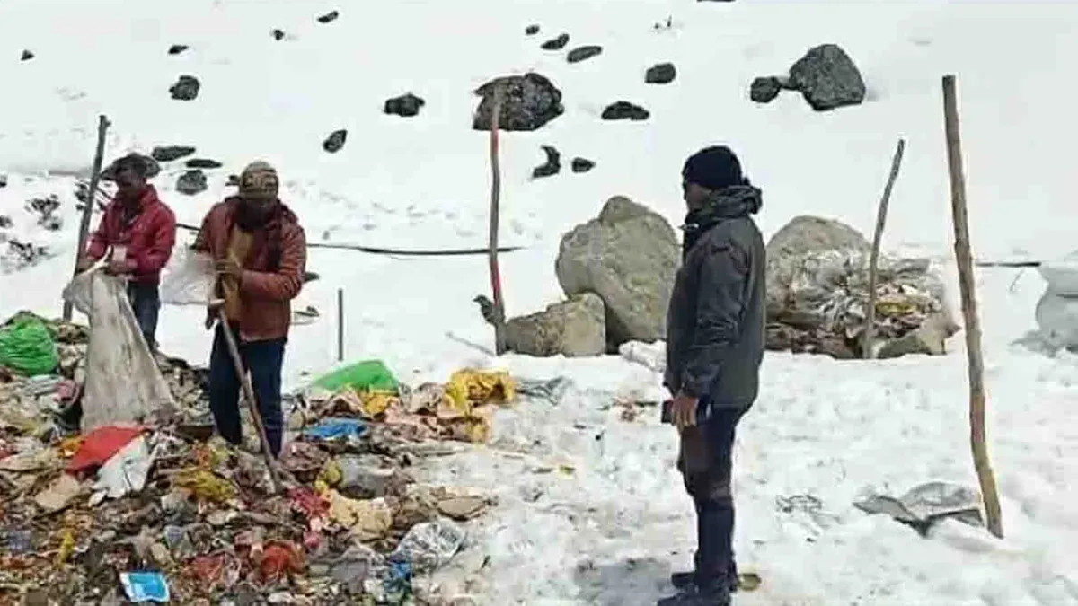 केदारनाथ में गड्ढों में डाला जा रहा कई टन अशोधित कचरा, RTI से हुआ खुलासा kedarnath dham- India TV Hindi