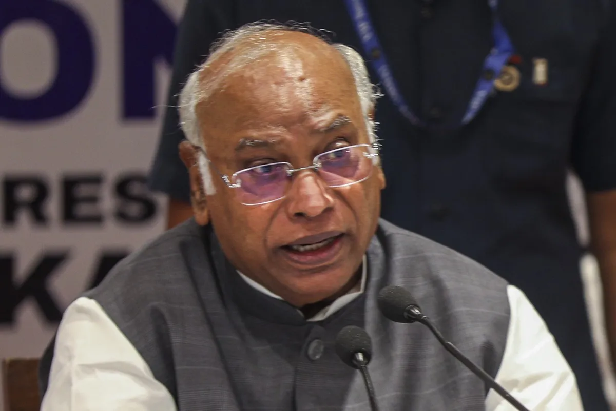 चुनावी वादों पर पीएम मोदी के वार से तिलमिलाए खरगे, कहा- मोदी की गारंटी भारत के लोगों के साथ क्रूर मजाक Mallikarjun kharge- India TV Hindi