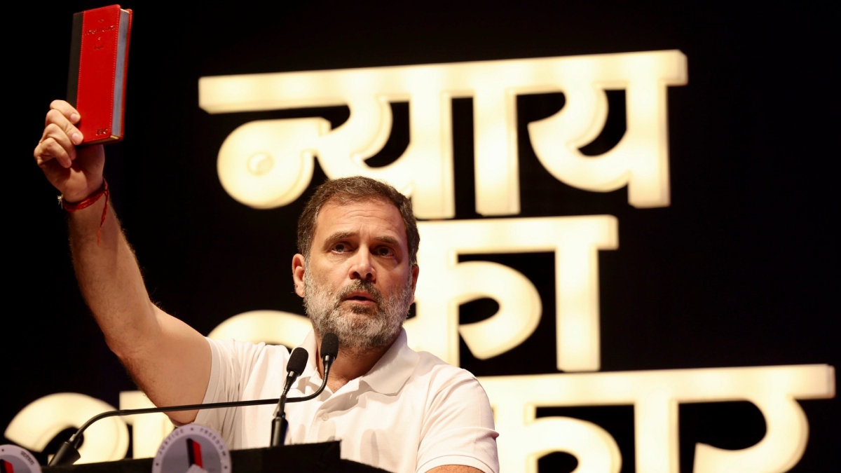 नकली या असली संविधान? राहुल गांधी की रैली में बंटी ‘लाल किताब’ पर मचा सियासी भूचाल, बीजेपी हमलावर