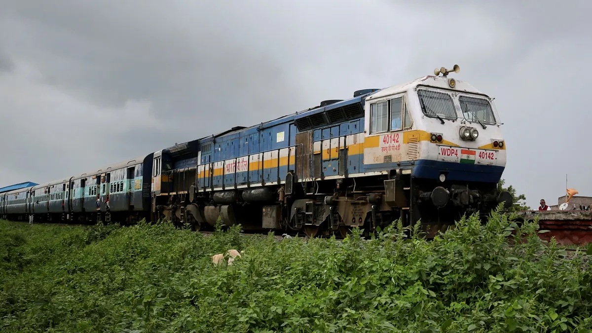 Railway Updates: इस सेक्शन पर 30 ट्रेनें हो गई कैंसिल, 7 को किया डायवर्ट, दिल्ली आने वाली कई ट्रेनें लेट दिल्ली में कोहरे और प्रदूषण के कारण रेल यात्रा सबसे ज्यादा प्रभावित हुई है।- India TV Hindi