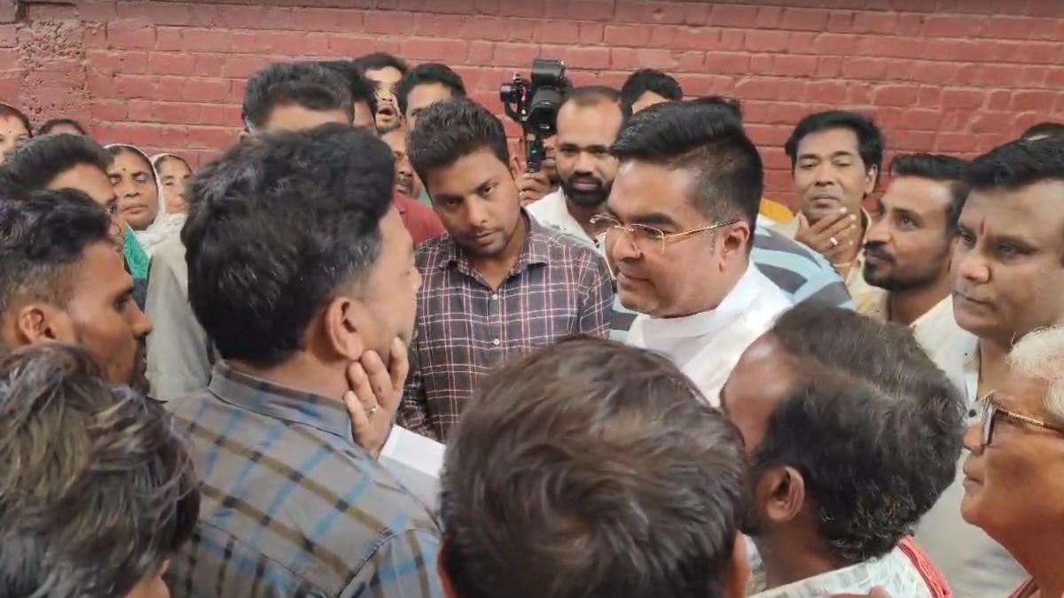 Video: वैशाली नगर के विधायक की गुंडागर्दी, विरोध कर रहे ग्रामीण का पकड़ा जबड़ा