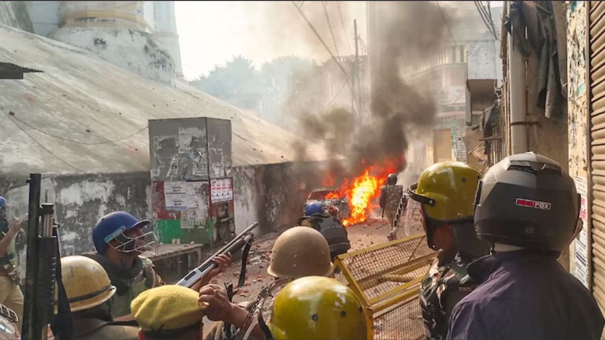 संभल हिंसा:’आग लगाकर मार दो, कोई भी बचने न पाए…’, पुलिस को देखते ही चिल्लाई भीड़, सांसद बर्क व MLA के बेटे ने भड़काया; FIR में हुआ बड़ा खुलासा