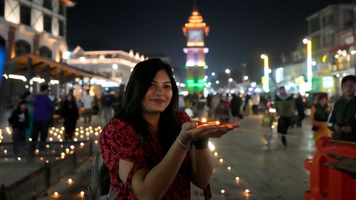 श्रीनगर के लाल चौक पर भव्य तरीके से मनाई गई दिवाली, रोशनी से जगमगा उठा घंटाघर