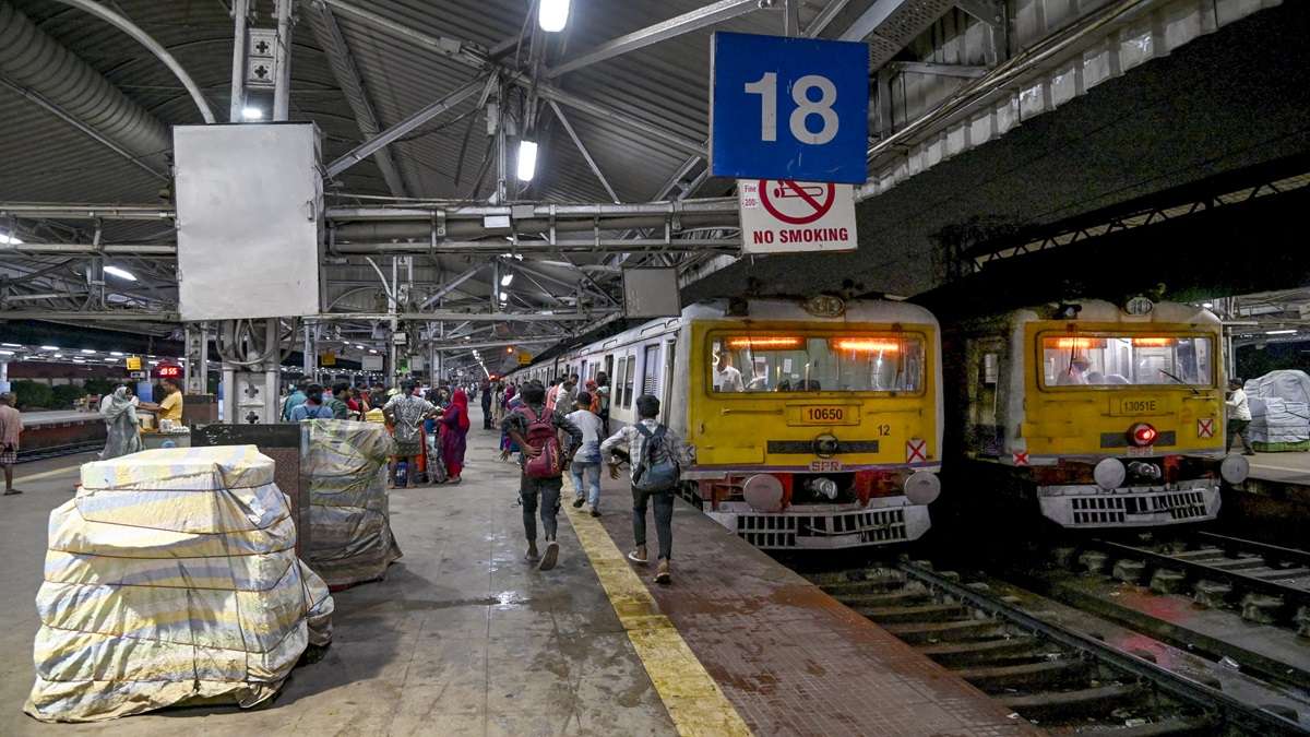 दिल्ली में कोहरे का कोहराम, 80 से ज्यादा ट्रेनें लेट, घर से निकलने से पहले देखें लिस्ट