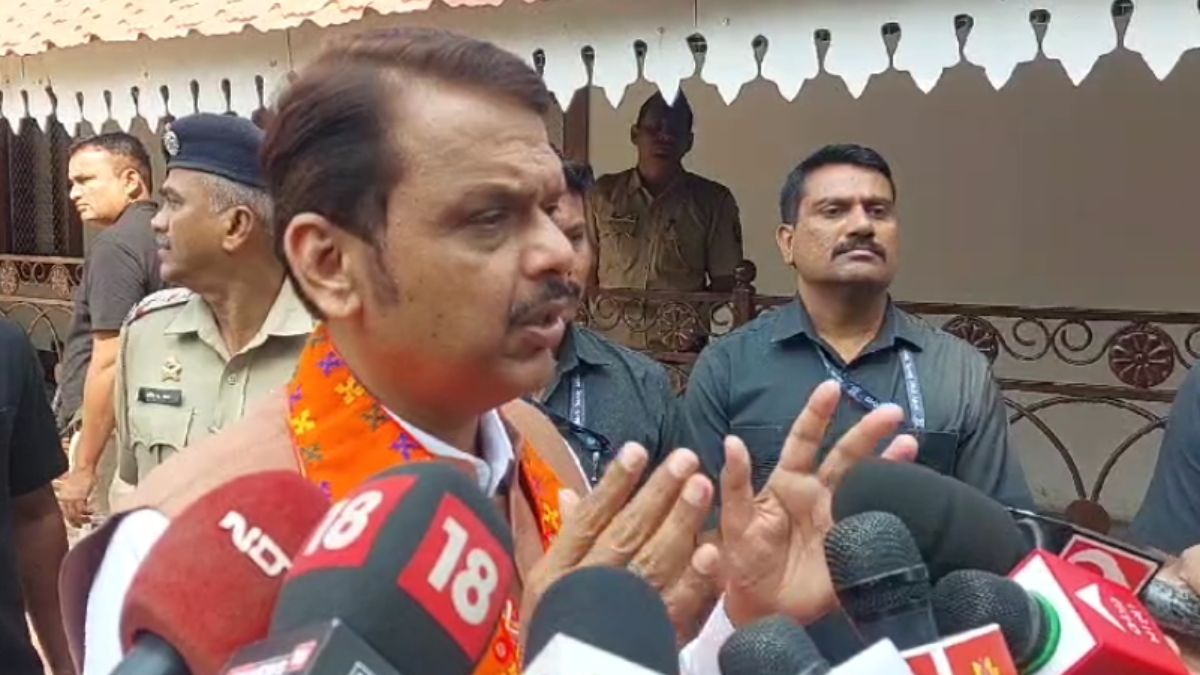 महाराष्ट्र में कौन कर रहा ‘वोट जिहाद’? जानें ‘एक हैं तो सेफ हैं’ पर क्या बोले देवेंद्र फडणवीस महाराष्ट्र में कौन कर रहा ‘वोट जिहाद’? जानें ‘एक हैं तो सेफ हैं’ पर क्या बोले देवेंद्र फडणवीस