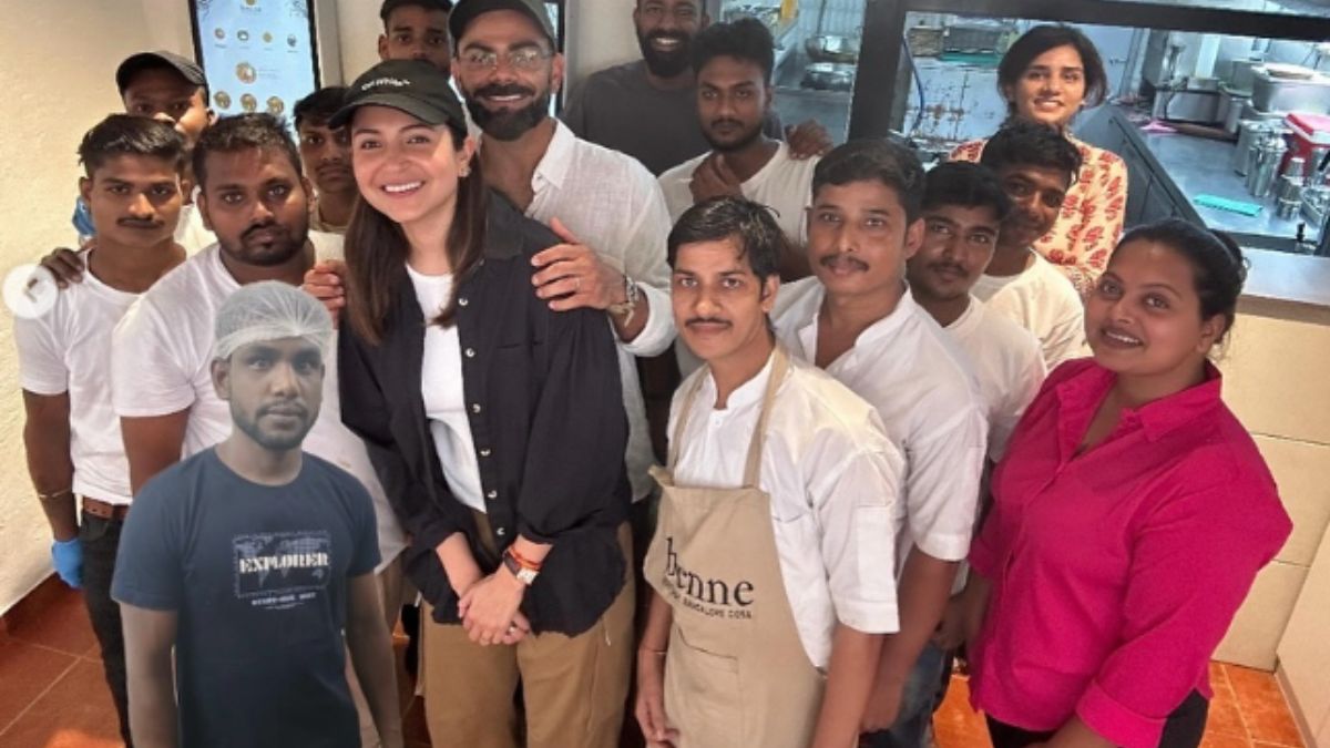 विराट कोहली और अनुष्का शर्मा के साथ रेस्टोरेंट के कर्मचारियों ने खिचाई फोटो, मगर ‘दिनेश’ ने खींच लिया सबका ध्यान