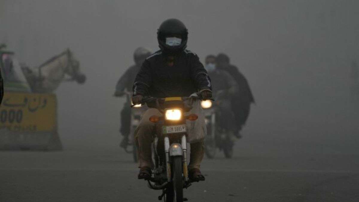 पाकिस्तान में “सांसों पर इमरजेंसी”, सरकार को करना पड़ा “लॉकडाउन”, स्कूल, सड़कें और पार्क सब बंद