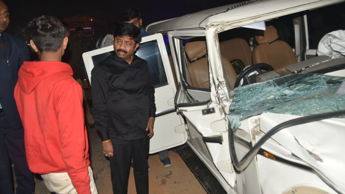 यूपी के कैबिनेट मंत्री नंद गोपाल नंदी के काफिले की गाड़ी ट्रैक्टर से टकराई, ड्राइवर और 3 सुरक्षाकर्मी घायल यूपी के कैबिनेट मंत्री नंद गोपाल नंदी के काफिले की गाड़ी ट्रैक्टर से टकराई, ड्राइवर और 3 सुरक्षाकर्मी घायल
