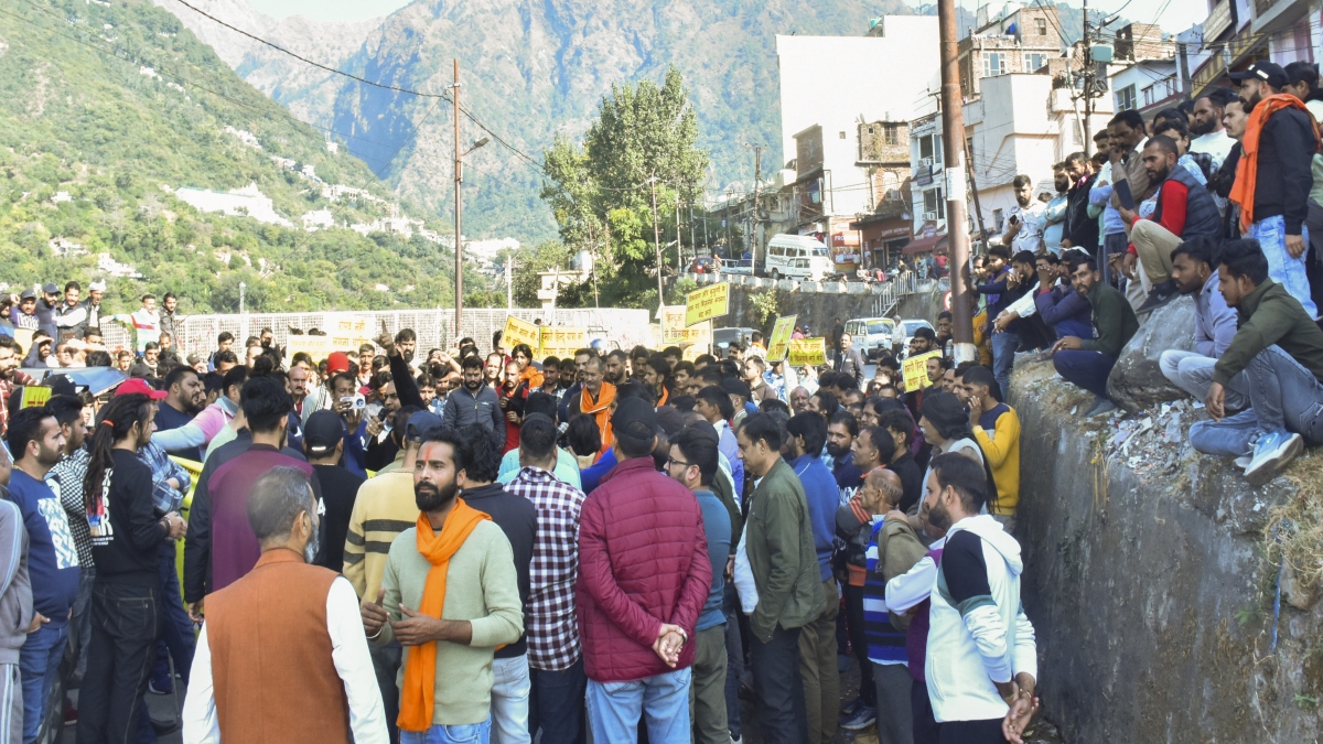 ‘हम हो जाएंगे बेरोजगार,’ वैष्णो देवी रोपवे परियोजना के खिलाफ प्रदर्शनकारियों ने लगाए नारे, जानिए क्या है पूरा मामला?