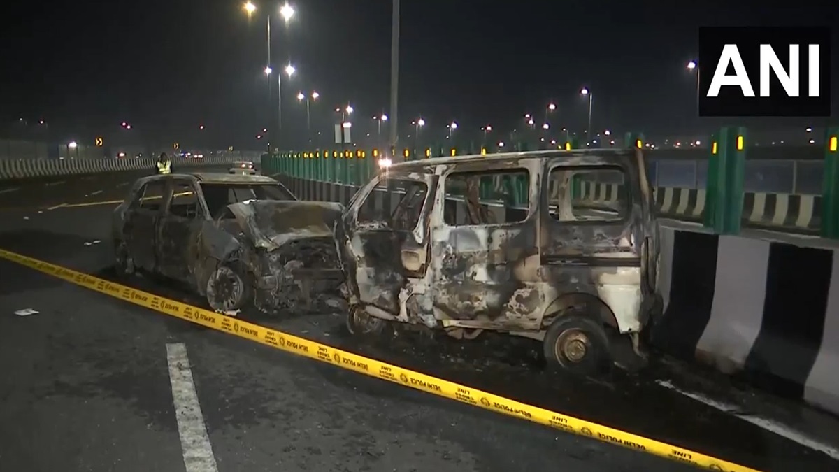 दिल्ली के द्वारका एक्सप्रेसवे पर भयानक हादसा, दो कारों में टक्कर के बाद लगी आग; 1 की मौत