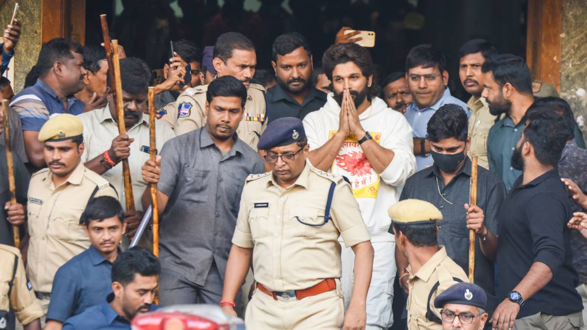 Allu Arjun Bail: फिल्मी स्टाइल में पुलिस स्टेशन से बाहर आए ‘पुष्पा’, गिरफ्तारी के बाद हाईकोर्ट से मिली जमानत