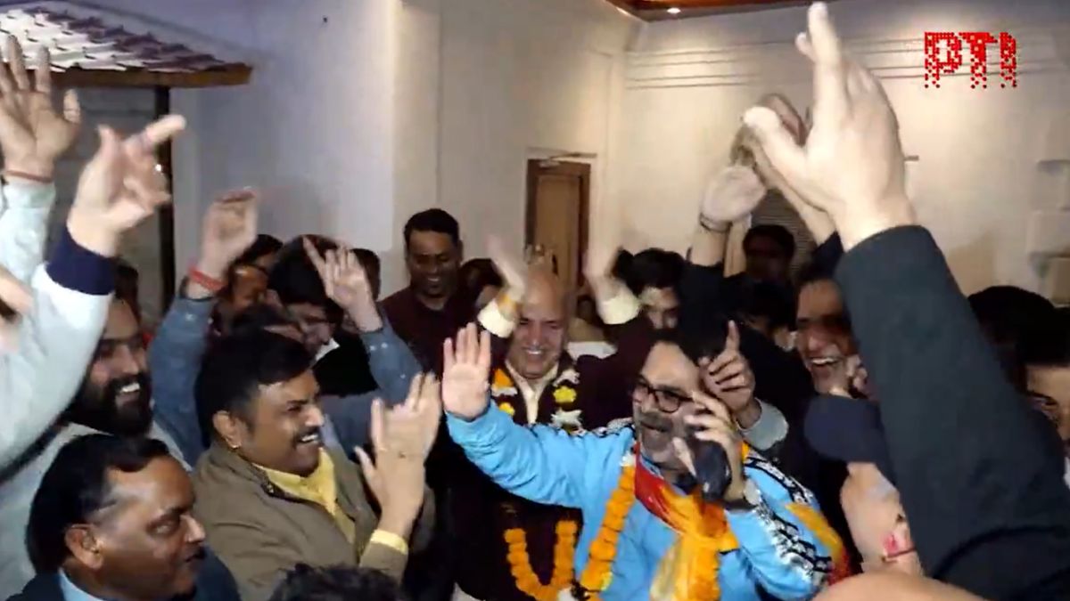 VIDEO: AAP से टिकट मिलने के बाद जमकर नाचे अवध ओझा, मनीष सिसोदिया के आवास पर हुआ जश्न