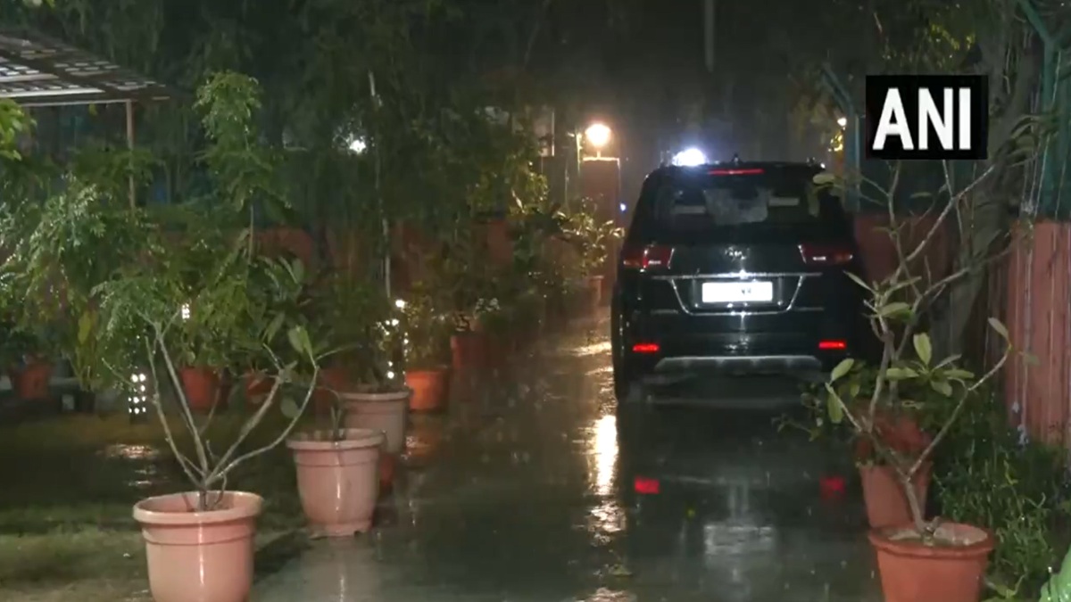 दिल्ली के कई हिस्सों में झमाझम बारिश, बढ़ जाएगी ठंड, घर से निकलने से पहले जरूर देख लें ये VIDEO