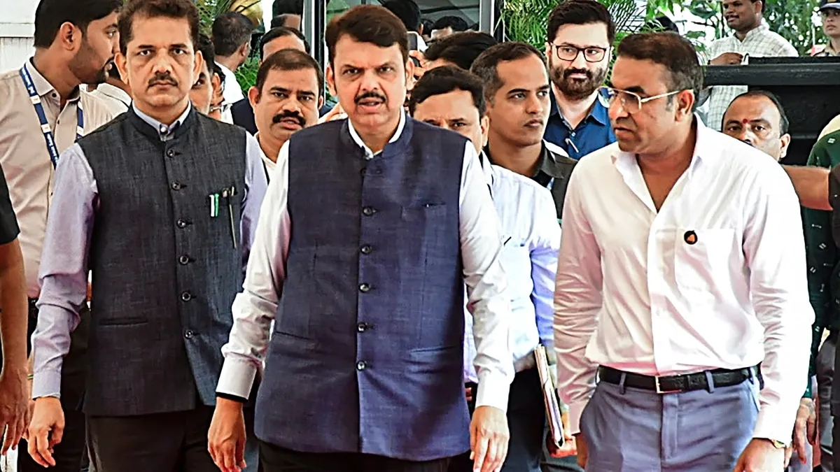 मुख्यमंत्री बनते ही देवेंद्र फडणवीस का बड़ा फैसला, मरीज के इलाज के लिए जारी किया फंड सीएम पद की शपथ लेने के बाद देवेंद्र फडणवीस ने राज्य मंत्रिमंडल की पहली बैठक की।- India TV Hindi