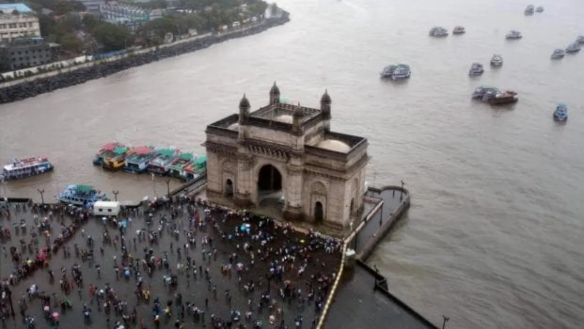 दिल दहलाने वाला हादसा, यात्री जहाज से टकराई नौसेना की नाव, नेवी के 3 लोगों और 10 यात्रियों की मौत मुंबई में हादसा।- India TV Hindi