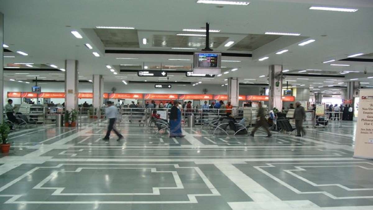 दिल्ली: IGI एयरपोर्ट के बाहर यात्रियों को ठगने के आरोप में 540 दलाल गिरफ्तार, जानें पूरा मामला