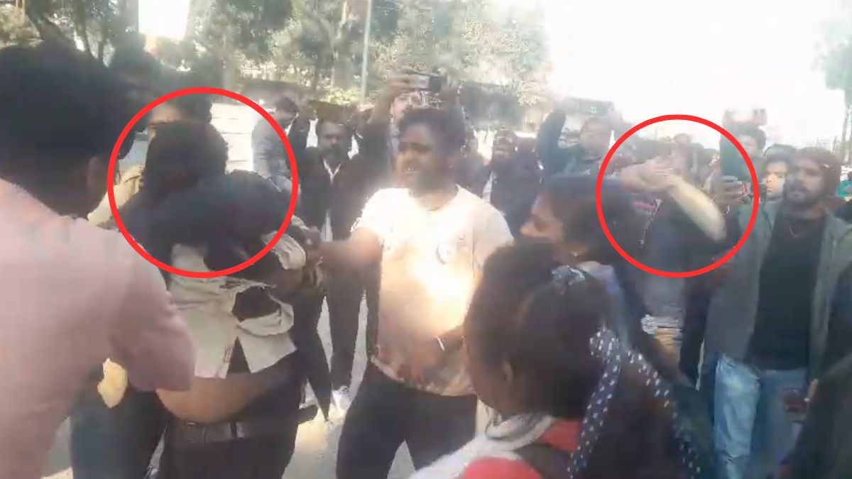 यूपी: सरेआम छेड़छाड़ कर रहे मनचले की लड़कियों ने चप्पल से की पिटाई, देखें VIDEO