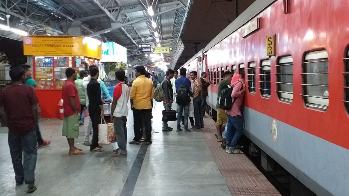 Railway: कन्फर्म टिकट में पैसेंजर का नाम बदलवाने की भी मिलती है सुविधा, जानें कब और किसके लिए है ऑप्शन