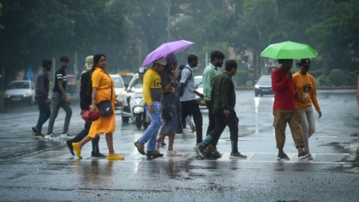 बारिश की वजह से गिरा तापमान, दिल्ली-NCR में बढ़ी ठंड, जानिए अभी देश के किन हिस्सों में बरसेंगे बादल