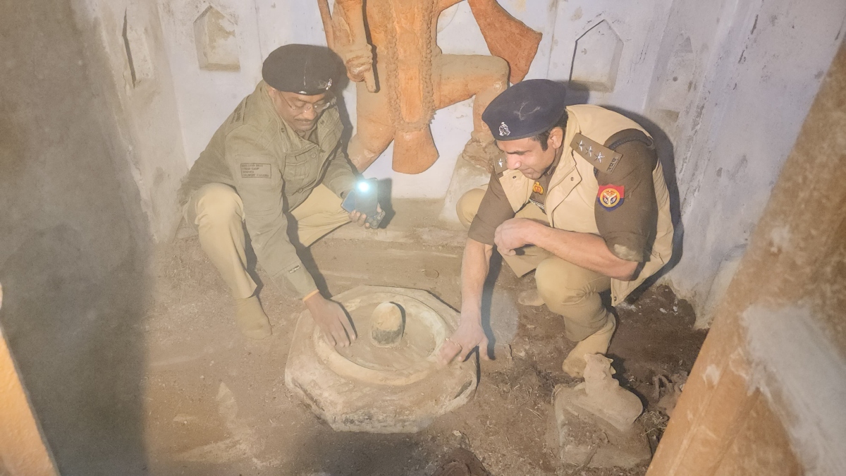 Video: संभल में 46 साल बाद खुला मंदिर, पुलिसकर्मियों ने शिवलिंग साफ किया, खुदाई में प्राचीन कुआं भी मिला