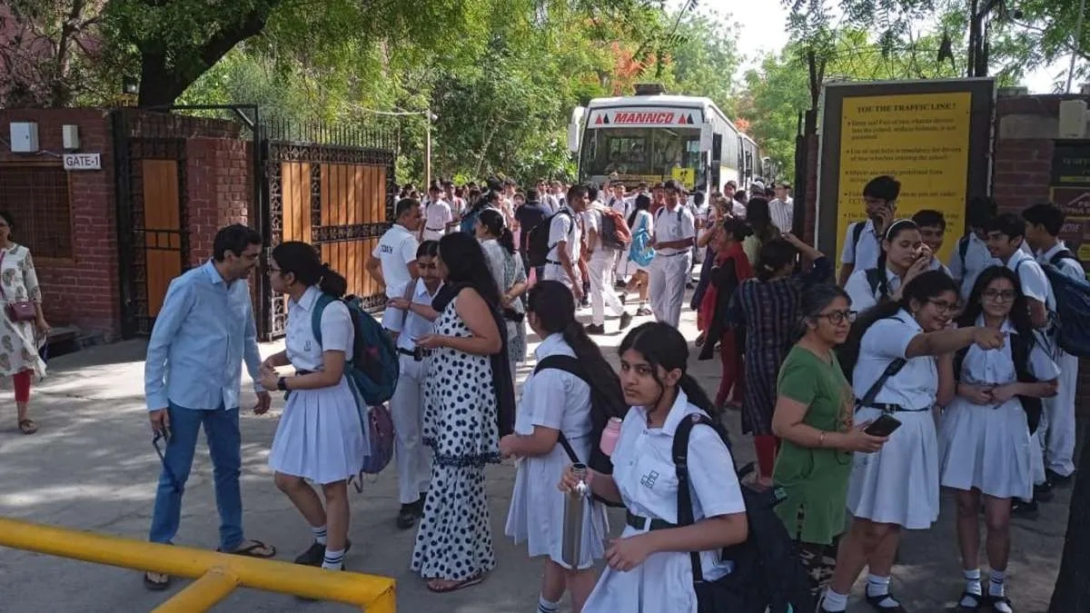 दिल्ली के कई स्कूलों को बम से उड़ाने की धमकी, बच्चों को वापस भेजा, फायर ब्रिगेड और पुलिस मौके पर पहुंचे