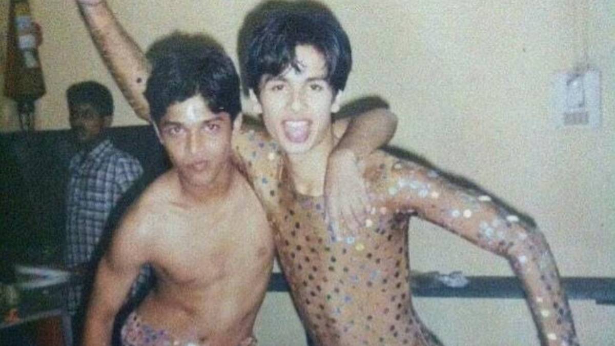 अतरंगी ड्रेस में दिख रहा ये स्टारकिड अब है बॉलीवुड का हैंडसम हंक, चेहरे के नूर पर दिल हार बैठती हैं लड़कियां